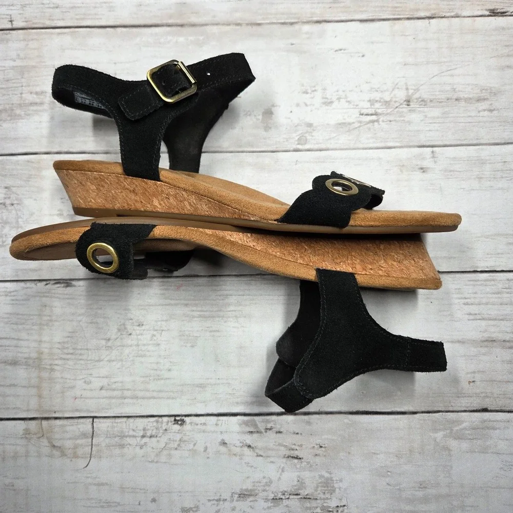 Koolaburra by UGG 1101662 Wedge Sandal Suede Women 7.5 Black Grommet Buckle